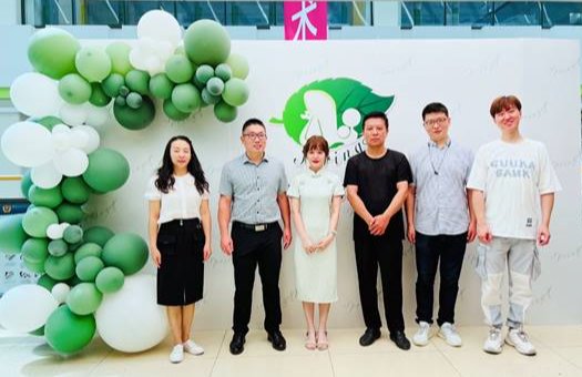 一群人站在一起描述已自动生成