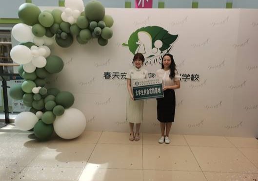 商店的门口前有贴海报中度可信度描述已自动生成