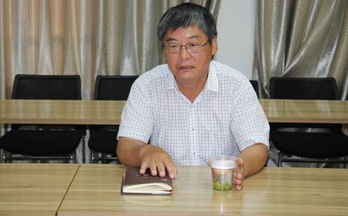 桌子前坐着的男人描述已自动生成