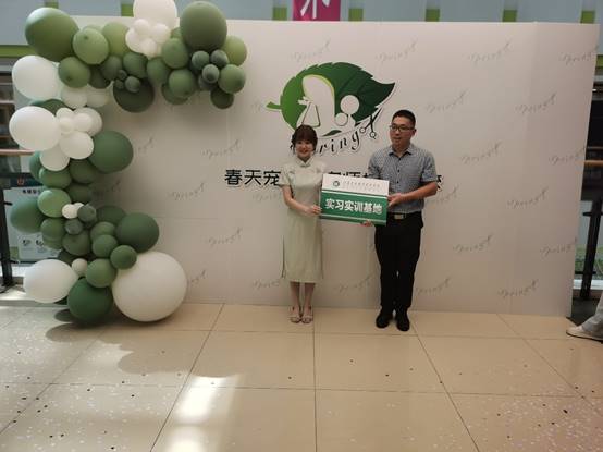 商店的门口前有贴海报中度可信度描述已自动生成