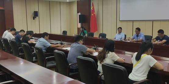 会议室里的人们描述已自动生成